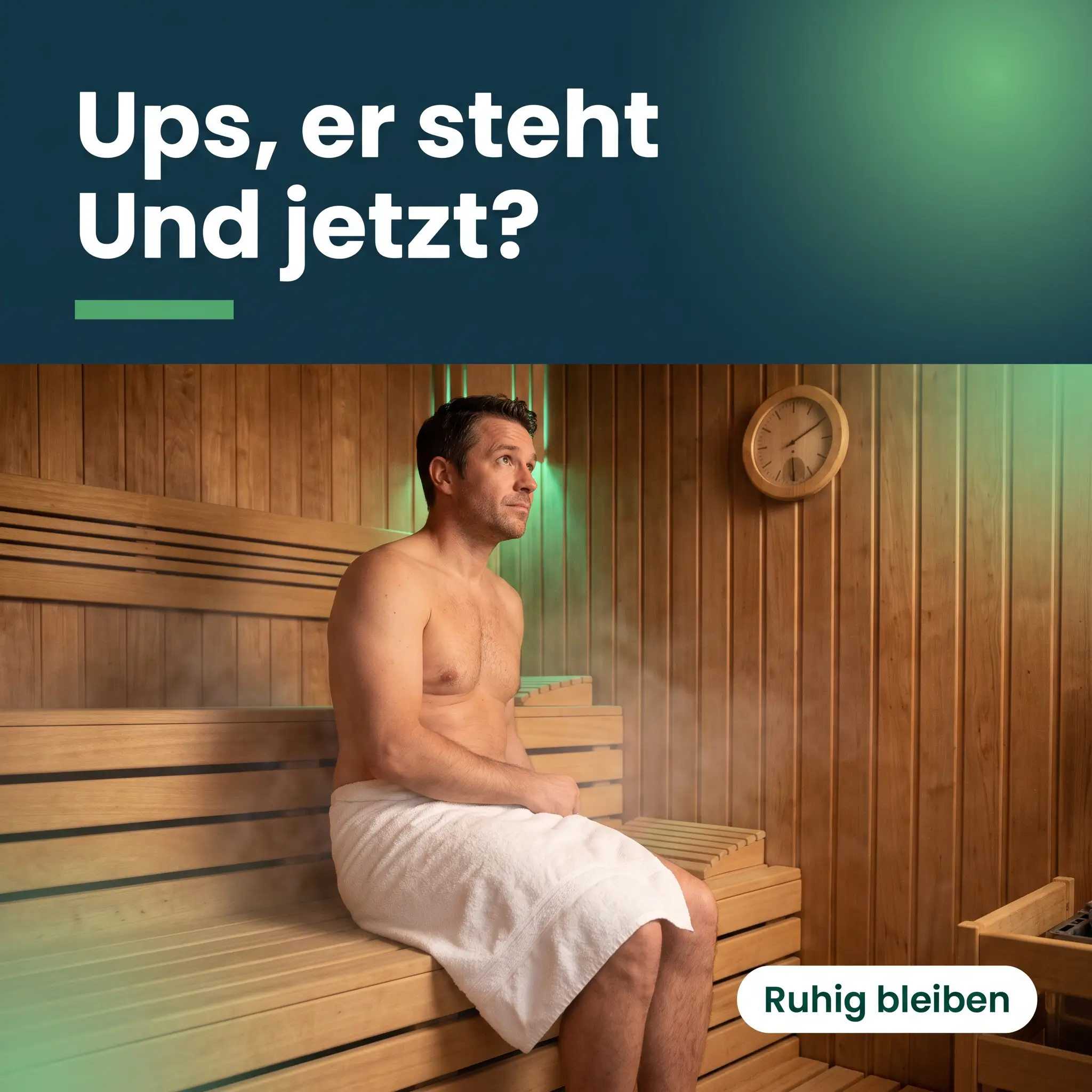 Mann sitzt in der Sauna mit Handtuch über dem Schoß und schaut verlegen zur Saunauhr