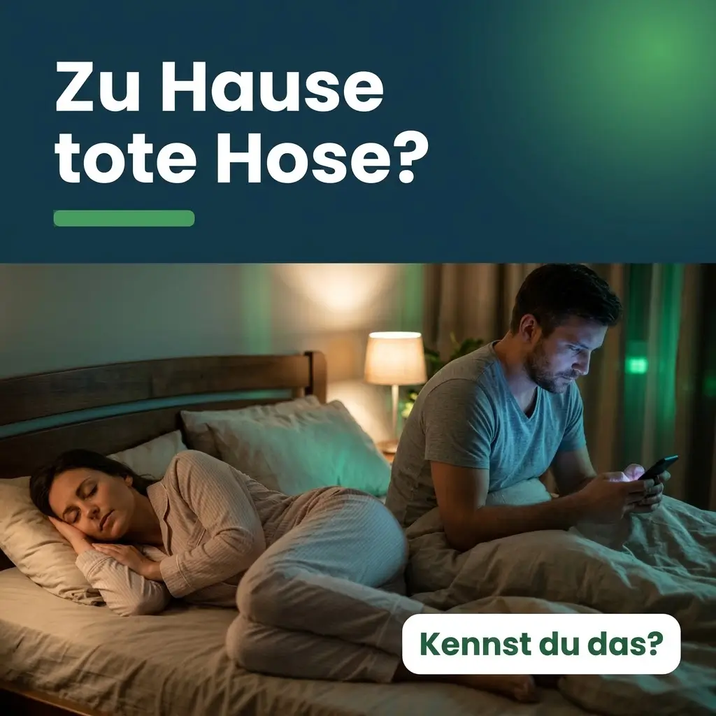 Mann sitzt nachts im Bett und schaut aufs Handy, während seine Partnerin schläft, Sinnbild für den Madonna-Hure-Komplex