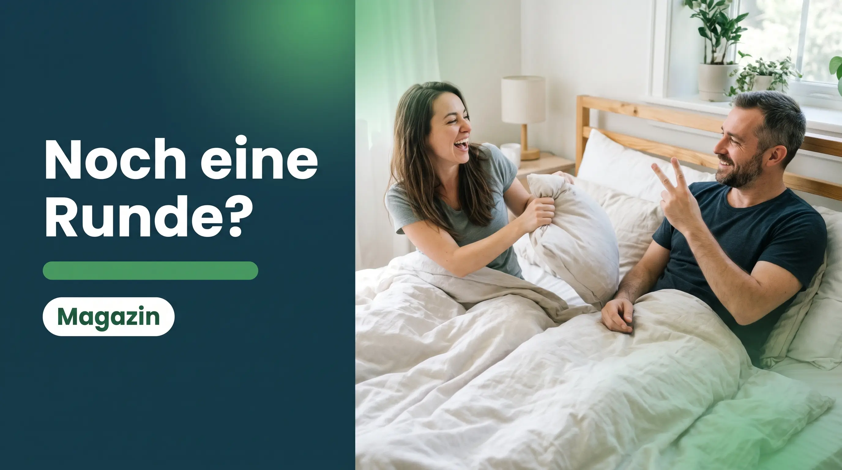 Multipler Orgasmus Mann: Paar im Bett, er hebt zwei Finger für die zweite Runde, sie lacht