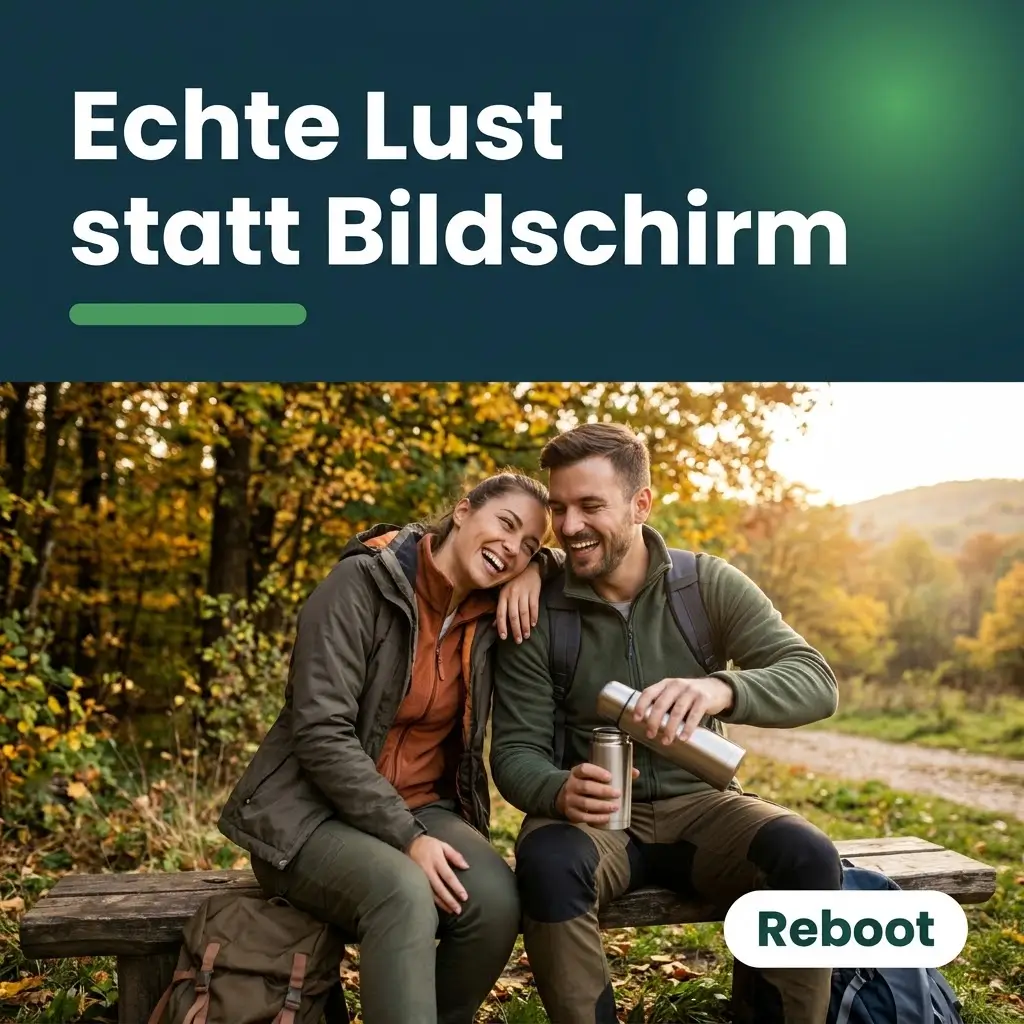Paar sitzt nach einer Wanderung lachend auf einer Bank am Waldrand, echte Lust statt Bildschirm