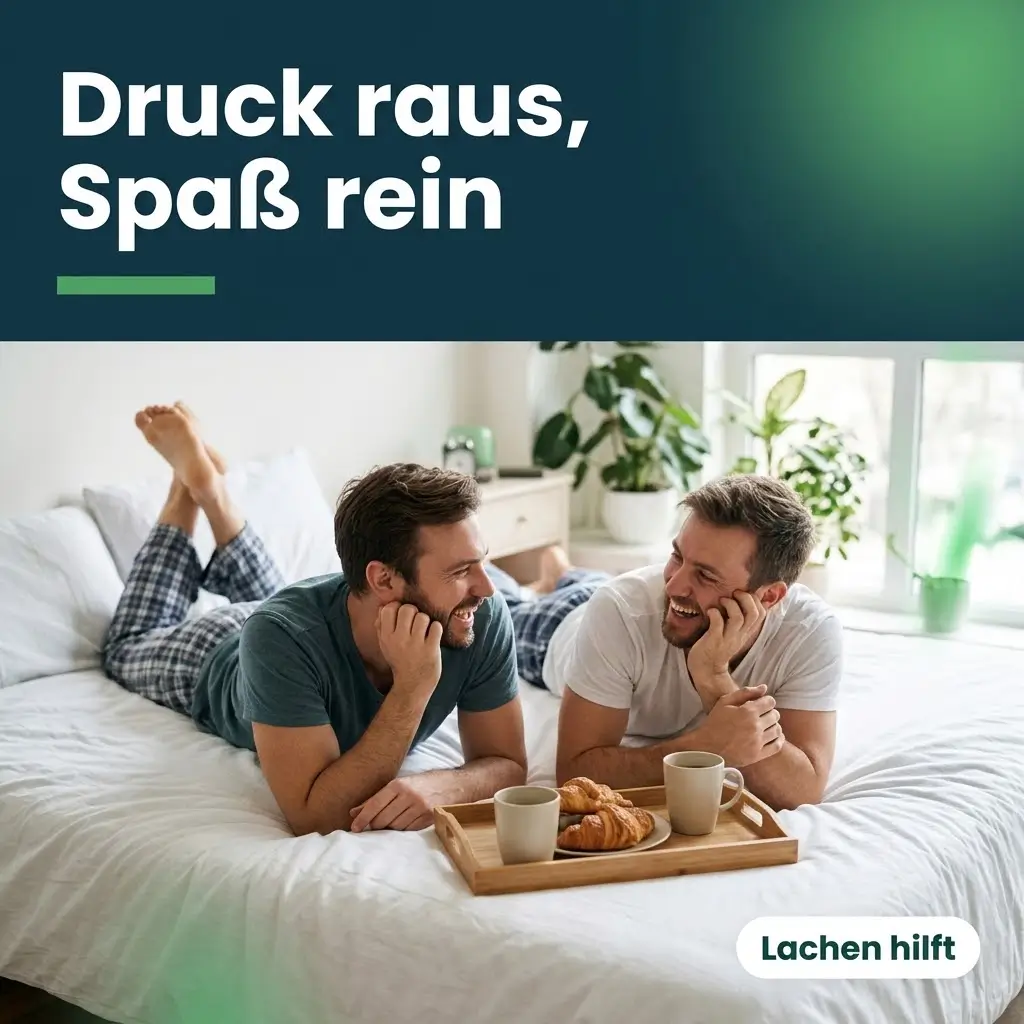 Paar liegt lachend mit Frühstück auf dem Bett, entspannte Stimmung