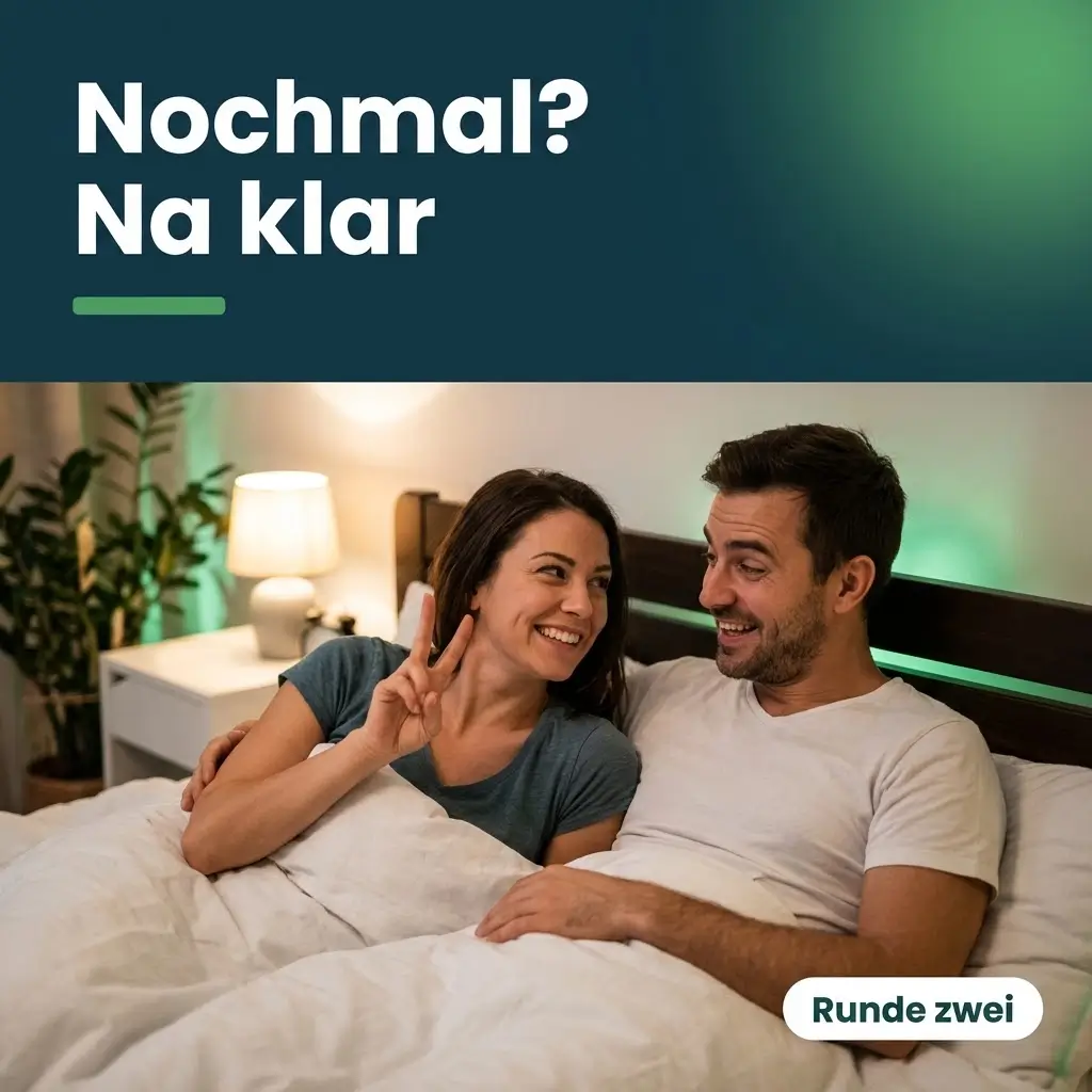 Paar kuschelt im Bett, sie hebt verschmitzt zwei Finger, er lacht