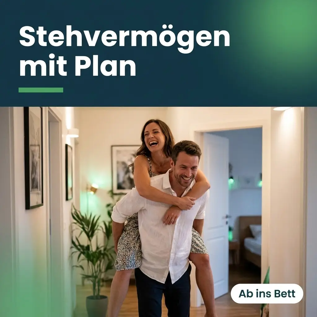 Mann trägt lachende Frau huckepack durch den Flur Richtung Schlafzimmer