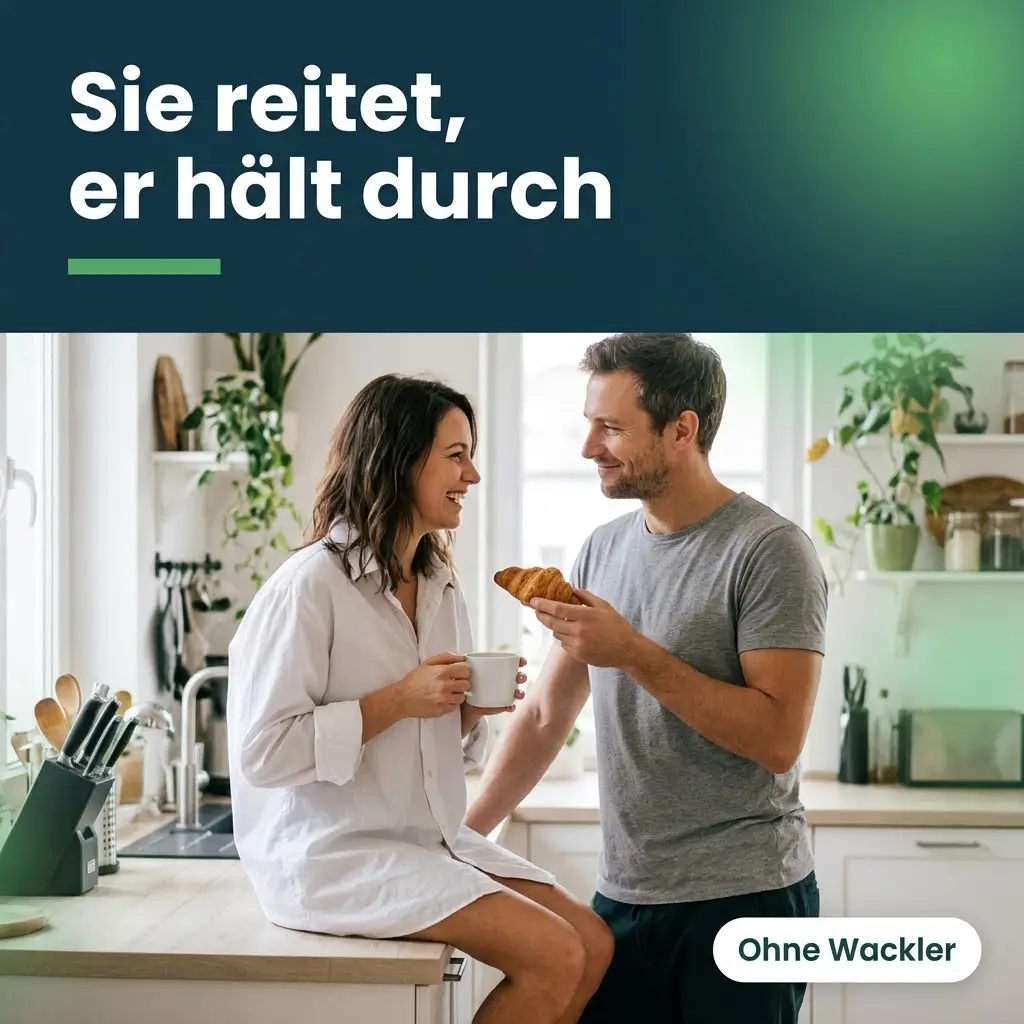 Verliebtes Paar am Morgen in der Küche, sie im Männerhemd mit Kaffee, er grinst stolz