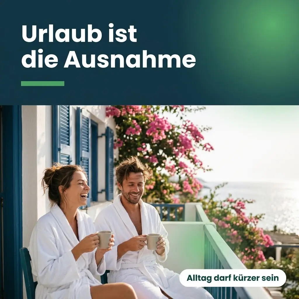 Paar sitzt morgens lachend mit Kaffee auf dem Balkon eines mediterranen Gästehauses