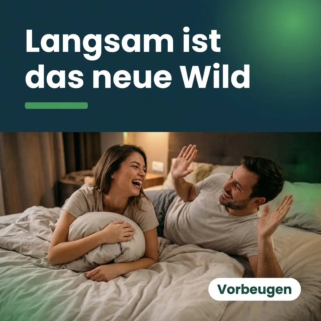 Paar liegt lachend im Bett, er hebt die Hände, langsamer Sex beugt Penisbruch vor
