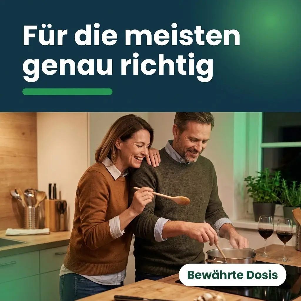 Paar kocht abends lachend in der Küche, Sinnbild für die bewährte Dosis Viagra 50 mg