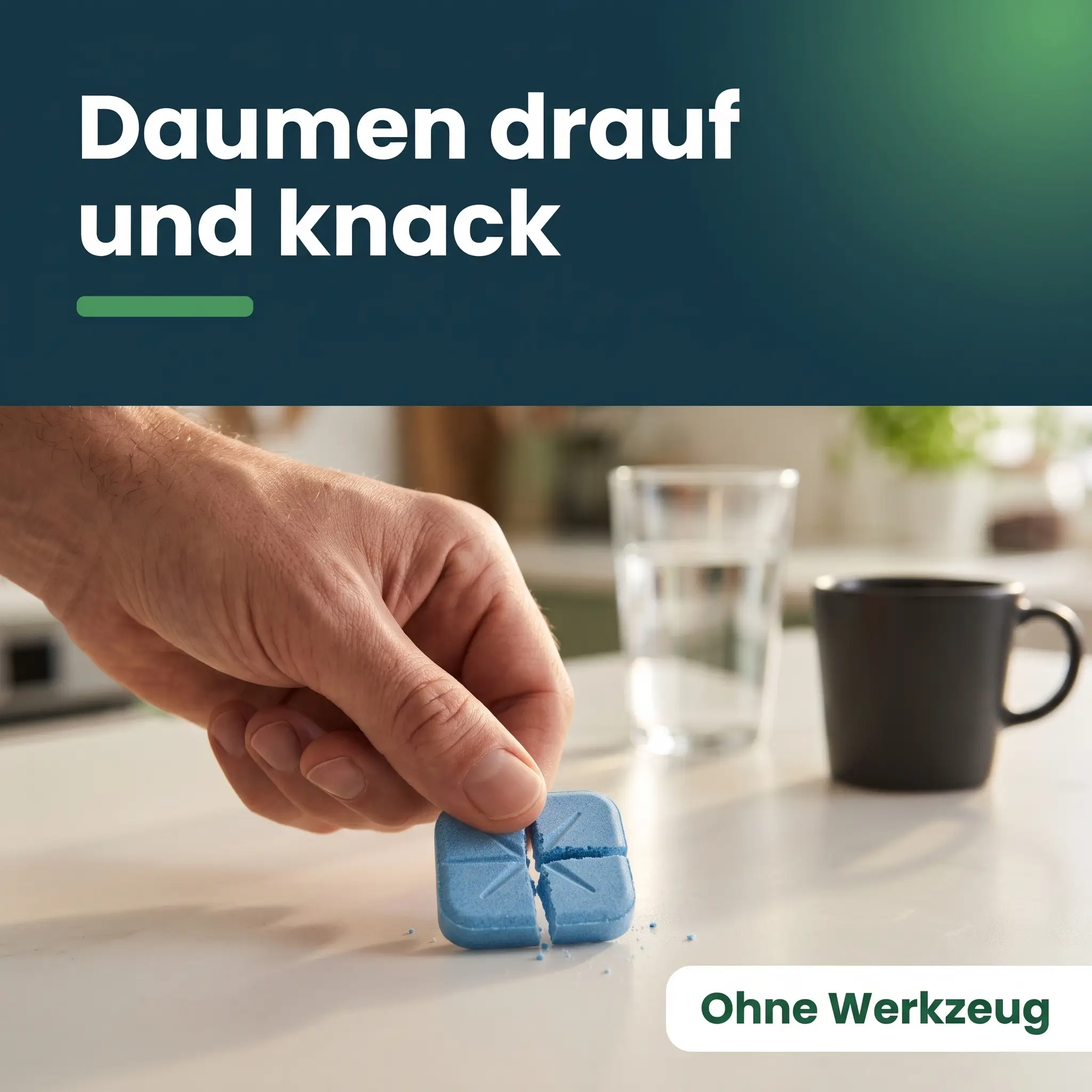 Viagra teilen mit dem Daumen: Hand bricht Sildenafil-Tablette mit Kreuzkerbe auf der Arbeitsplatte in vier Viertel